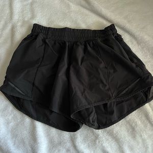 Lululemon Low Rise Hotty Hot Shorts 4”